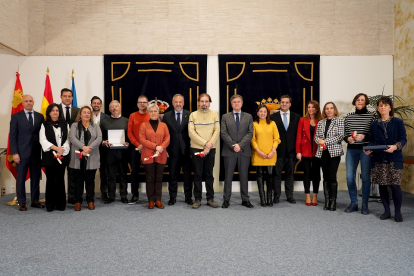 El presidente de las Cortes de Castilla y León, Carlos Pollán, entrega las distinciones al personal del Parlamento autonómico. ICAL