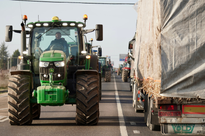 Una marcha espontánea de tractores tapona varias carreteras de la provincia de León. ICAL