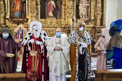 Tomás Muñoz, párroco de San Andrés de Ciudad Rodrigo, junto a los Reyes Magos en la misa del pasado 6 de enero. E. M.