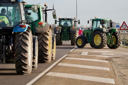 Una marcha espontánea de tractores tapona varias carreteras de la provincia de León. ICAL