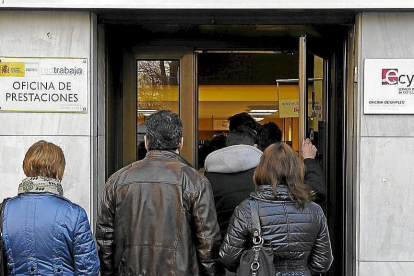 Personas acuden a una oficina de empleo en Valladolid. / E.M.
