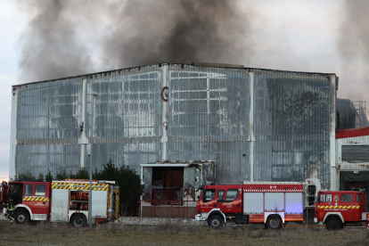 Incendio en la fábrica de Cascajares en Dueñas. E.M.