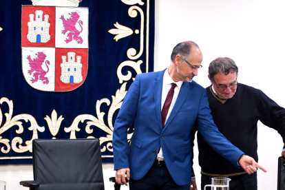 El presidente de las Cortes, Luis Fuentes, y el alcalde Villalar, Luis Alonso. | ICAL