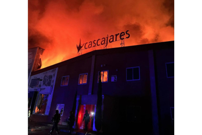 Inicio del incendio en la fábrica de Cascajares. / E. M.