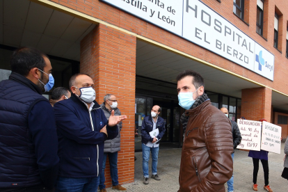 El secretario general del PSOE de Castilla y León, Luis Tudanca, se reúne con la Junta de Personal del hospital del Bierzo y la Plataforma en defensa de la Sanidad Pública del Bierzo y Laciana.- ICAL