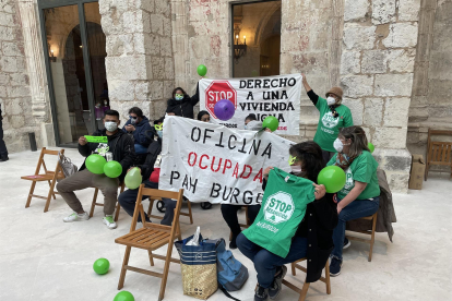 Protesta de la PAH en el pleno del Ayuntamiento de Burgos. / E.PRESS