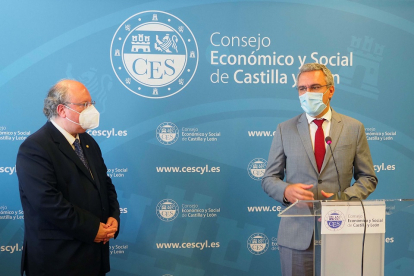 El delegado del Gobierno en Castilla y León, Javier Izquierdo, junto al presidente del Consejo Económico y Social, Enrique Cabero. - ICAL