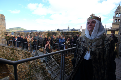 Visita teatralizada al Castillo de los Templarios a cargo de la compañía Conde Gatón, acompañados por la corporación municipal y diversas autoridades locales. César Sánchez/ Ical