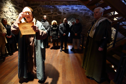 Visita teatralizada al Castillo de los Templarios a cargo de la compañía Conde Gatón, acompañados por la corporación municipal y diversas autoridades locales. César Sánchez/ Ical