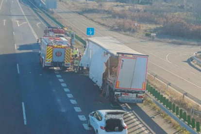 Fallece el conductor de un camión que ha dado vueltas de campana en la A-66, en La Cabeza de Béjar (Salamanca). 1-1-2 CASTILLA Y LEÓN