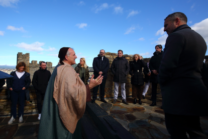 Visita teatralizada al Castillo de los Templarios a cargo de la compañía Conde Gatón, acompañados por la corporación municipal y diversas autoridades locales. César Sánchez/ Ical