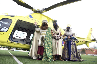 Llegada de los Reyes Magos en helicóptero a la capital burgalesa. / ICAL.