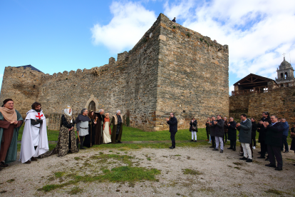 Visita teatralizada al Castillo de los Templarios a cargo de la compañía Conde Gatón, acompañados por la corporación municipal y diversas autoridades locales. César Sánchez/ Ical