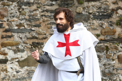 Visita teatralizada al Castillo de los Templarios a cargo de la compañía Conde Gatón, acompañados por la corporación municipal y diversas autoridades locales. César Sánchez/ Ical