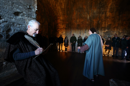 Visita teatralizada al Castillo de los Templarios a cargo de la compañía Conde Gatón, acompañados por la corporación municipal y diversas autoridades locales. César Sánchez/ Ical