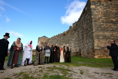 Visita teatralizada al Castillo de los Templarios a cargo de la compañía Conde Gatón, acompañados por la corporación municipal y diversas autoridades locales. César Sánchez/ Ical