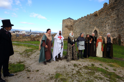 Visita teatralizada al Castillo de los Templarios a cargo de la compañía Conde Gatón, acompañados por la corporación municipal y diversas autoridades locales. César Sánchez/ Ical