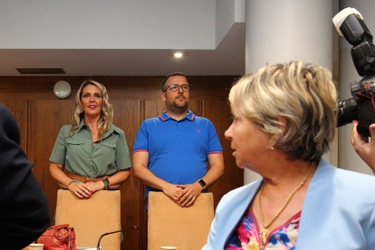 Los concejales de Vox en el Ayuntamiento de Ponferrada, Patricia González y Gerardo González, durante el pleno de organización del Ayuntamiento de Ponferrada. -ICAL