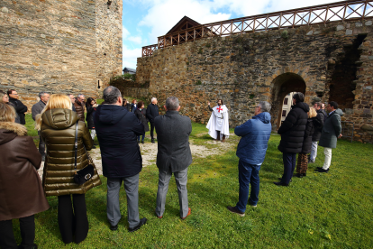 Visita teatralizada al Castillo de los Templarios a cargo de la compañía Conde Gatón, acompañados por la corporación municipal y diversas autoridades locales. César Sánchez/ Ical