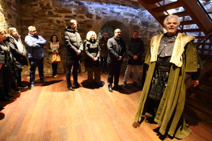 Visita teatralizada al Castillo de los Templarios a cargo de la compañía Conde Gatón, acompañados por la corporación municipal y diversas autoridades locales. César Sánchez/ Ical