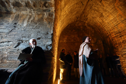 Visita teatralizada al Castillo de los Templarios a cargo de la compañía Conde Gatón, acompañados por la corporación municipal y diversas autoridades locales. César Sánchez/ Ical