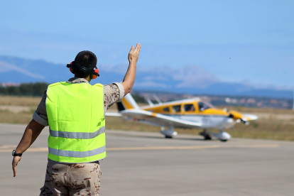 León acoge una escala del Raid aéreo del centenario de la creación de las cuatro primeras bases aéreas. - ICAL