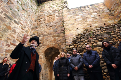 Visita teatralizada al Castillo de los Templarios a cargo de la compañía Conde Gatón, acompañados por la corporación municipal y diversas autoridades locales. César Sánchez/ Ical