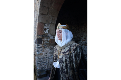 Visita teatralizada al Castillo de los Templarios a cargo de la compañía Conde Gatón, acompañados por la corporación municipal y diversas autoridades locales. César Sánchez/ Ical