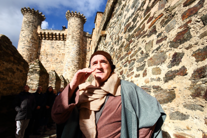 Visita teatralizada al Castillo de los Templarios a cargo de la compañía Conde Gatón, acompañados por la corporación municipal y diversas autoridades locales. César Sánchez/ Ical