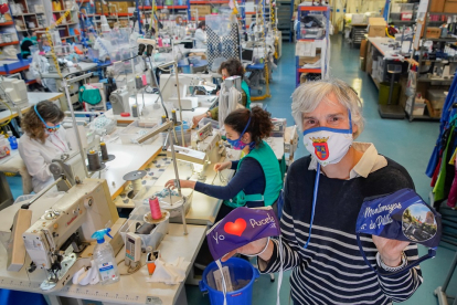 Henar Alonso Pimentel con su taller de La Cistérniga a plena producción fabricando mascarillas de diseños personalizados. J. M. LOSTAU