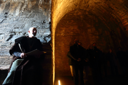 Visita teatralizada al Castillo de los Templarios a cargo de la compañía Conde Gatón, acompañados por la corporación municipal y diversas autoridades locales. César Sánchez/ Ical