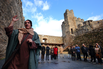 Visita teatralizada al Castillo de los Templarios a cargo de la compañía Conde Gatón, acompañados por la corporación municipal y diversas autoridades locales. César Sánchez/ Ical