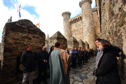 Visita teatralizada al Castillo de los Templarios a cargo de la compañía Conde Gatón, acompañados por la corporación municipal y diversas autoridades locales. César Sánchez/ Ical