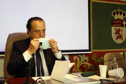 El presidente del Consejo de Cuentas de Castilla y León, Mario Amilivia, imparte una conferencia bajo el título 'Reflexiones sobre la Constitución y el Estado autonómico'. - ICAL