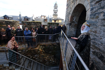 Visita teatralizada al Castillo de los Templarios a cargo de la compañía Conde Gatón, acompañados por la corporación municipal y diversas autoridades locales. César Sánchez/ Ical