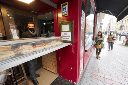 El Café Romero, junto a Plaza Madrid de Valladolid abre su establecimiento para ofrecer comida para llevar. PABLO REQUEJO / PHOTOGENIC