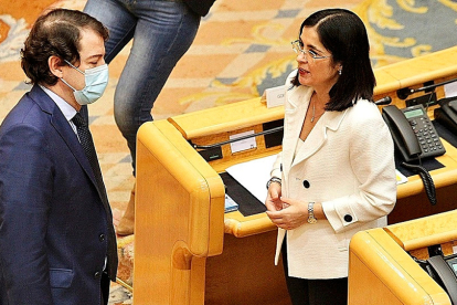 Alfonso Fernández Mañueco  junto a Carolina Darias, ayer en el Senado. ICAL
