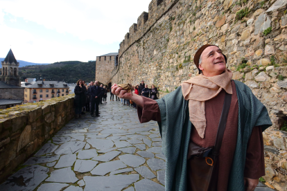 Visita teatralizada al Castillo de los Templarios a cargo de la compañía Conde Gatón, acompañados por la corporación municipal y diversas autoridades locales. César Sánchez/ Ical