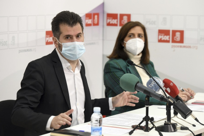 Luis Tudanca habla de la actualidad política acompañado por la secretaria provincial del PSOE en Burgos, Esther Peña. | ICAL