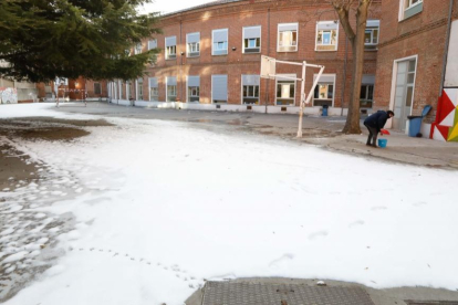 Patio del colegio García Quintana de Valladolid, completamente cubierto de hielo y nieve. J. M. LOSTAU