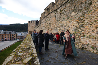 Visita teatralizada al Castillo de los Templarios a cargo de la compañía Conde Gatón, acompañados por la corporación municipal y diversas autoridades locales. César Sánchez/ Ical