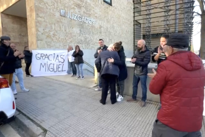 Miguel Ángel González recibió una ovación de los familiares de los mineros fallecidos a su llegada a los juzgados.- ICAL