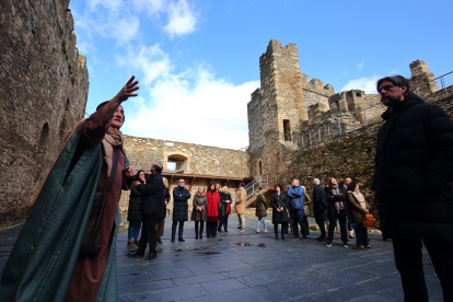 Visita teatralizada al Castillo de los Templarios a cargo de la compañía Conde Gatón, acompañados por la corporación municipal y diversas autoridades locales. César Sánchez/ Ical