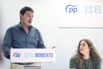 El presidente del PPCyL de la Junta, Alfonso Fernández Mañueco, cierra la campaña en León, junto a los candidatos al Congreso y al Senado, Ester Muñoz y Antonio Silván.- ICAL