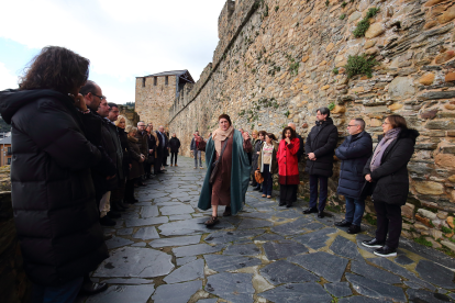 Visita teatralizada al Castillo de los Templarios a cargo de la compañía Conde Gatón, acompañados por la corporación municipal y diversas autoridades locales. César Sánchez/ Ical