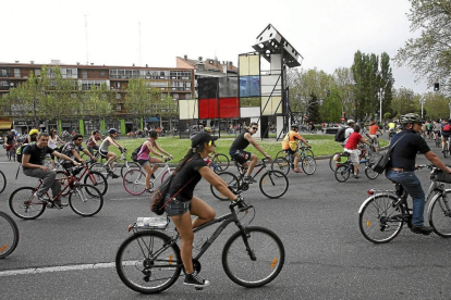 Una imagen de archivo de gente montando en bicicleta en Valladolid.