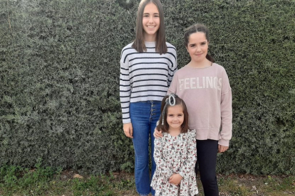 Valentina posa junto a sus dos hermanas mayores, Candela y Jimena.- ECB