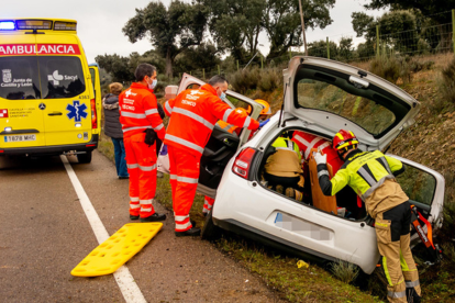 Dos mujeres heridas en un accidente en la carretera CL-526, entre las localidades de El Bodón y Robleda (Salamanca)- Vicente/ ICAL