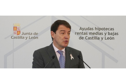 Alfonso Fernández Mañueco durante la presentación del decreto ley de ampliación de las ayudas a las hipotecas.- ICAL
