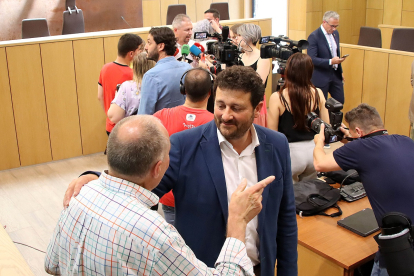 l exalcalde, Manuel García (C) abandona el salón de plenos mientras el nuevo alcalde atiende a los medios. -ICAL